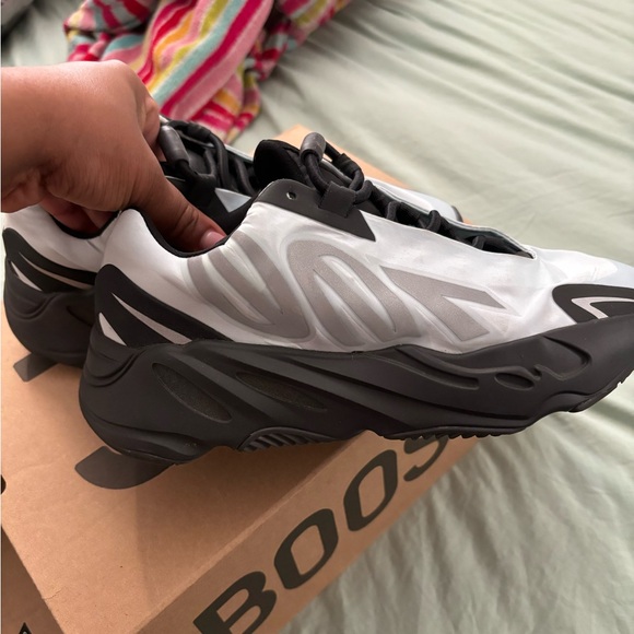 Yeezy 700 size